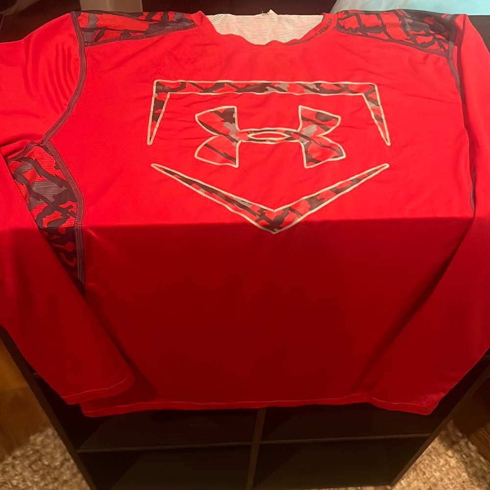 Under armour youth med large long sleeve
